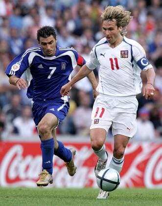 Pavel Nedved (Tschechien, re.) verfolgt von Theodoros Zagorakis (Griechenland) Fußball EM Herren Euro 2004, Europameisterschaft, Länderspiel, Nationalmannschaft, Nationalteam, Halbfinale Gruppe Porto Dynamik,