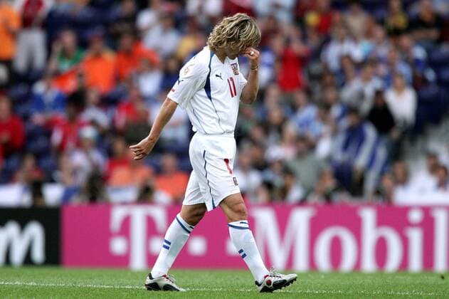 Pavel Nedved (Tschechien) kämpft bei seiner verletzungsbedingten Auswechslung mit den Tränen Fußball EM Herren Euro 2004, Europameisterschaft, Länderspiel, Nationalmannschaft, Nationalteam, Halbfinale, Einzelbild Porto Enttäuschung, Verzweiflung
