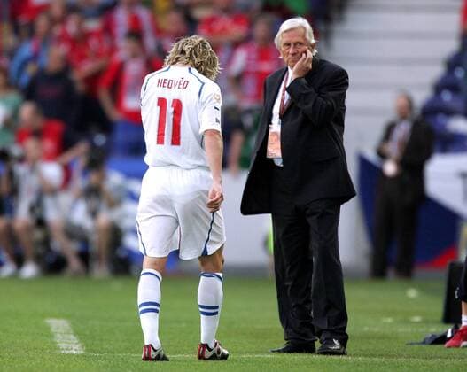 Pavel Nedved (li.) verläßt verletzungsbedingt den Platz, Nationaltrainer Karel Brückner (beide Tschechien) schwant nichts Gutes Fußball EM Herren Euro 2004, Europameisterschaft, Länderspiel, Nationalmannschaft, Nationalteam, Halbfinale, Gruppe Porto Nachdenklichkeit,