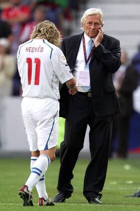 Pavel Nedved (li.) verläßt verletzungsbedingt den Platz, Nationaltrainer Karel Brückner (beide Tschechien) besorgt Fußball EM Herren Euro 2004, Europameisterschaft, Länderspiel, Nationalmannschaft, Nationalteam, Halbfinale, Gruppe Turnierhighlight Porto Nachdenklichkeit,