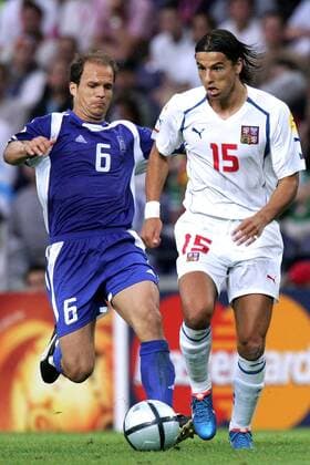 Milan Baros (Tschechien, re.) gegen Angelos Basinas (Griechenland) Fußball EM Herren Euro 2004, Europameisterschaft, Länderspiel, Nationalmannschaft, Nationalteam, Halbfinale, Gruppe Porto Dynamik,