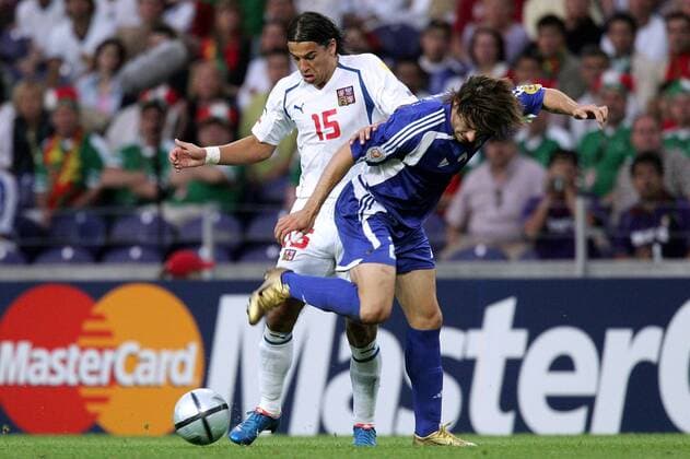 Milan Baros (Tschechien, li.) gegen Georgios Seitaridis (Griechenland) Fußball EM Herren Euro 2004, Europameisterschaft, Länderspiel, Nationalmannschaft, Nationalteam, Halbfinale, Gruppe Porto Dynamik,