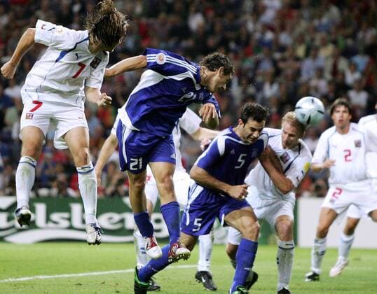 Traianos Dellas (5) erzielt in der Verlängerung das spielentscheidende Silver Goal, zuvor verpasste Konstantinos Katsouranis (21, beide Griechenland) Fußball EM Herren Euro 2004, Europameisterschaft, Länderspiel, Nationalmannschaft, Nationalteam, Halbfinale, Gruppe Porto Dynamik,