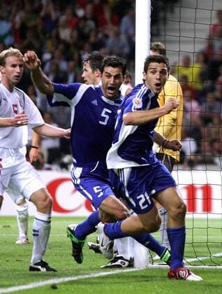 Torschütze Traianos Dellas (li.) und Konstantinos Katsouranis (beide Griechenland) jubeln über das Silver Goal Fußball EM Herren Euro 2004, Europameisterschaft, Länderspiel, Nationalmannschaft, Nationalteam, Halbfinale, Gruppe Porto Freude, Begeisterung,