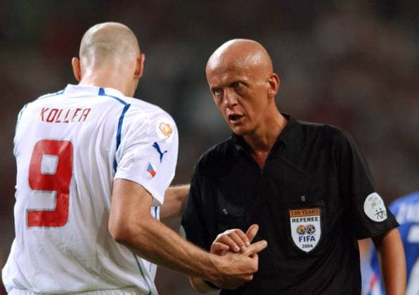 FIFA-Schiedsrichter Pierluigi Collina und Jan Koller (Tschechien) - Shakehands Fußball EM Herren Euro 2004, Europameisterschaft, Länderspiel, Nationalmannschaft, Nationalteam, Halbfinale Gruppe Porto