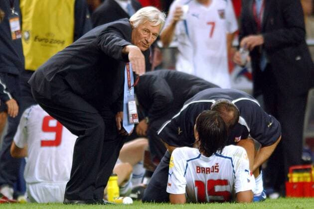 Nationaltrainer Karel Brückner gibt Milan Baros (beide Tschechien) taktische Anweisungen für die Verlängerung Fußball EM Herren Euro 2004, Europameisterschaft, Länderspiel, Nationalmannschaft, Nationalteam, Halbfinale Gruppe Porto