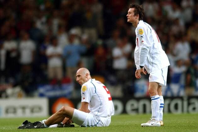 Tomas Rosicky (re.) und Jan Koller (beide Tschechien) sind nach dem Aus im Halbfinale enttäuscht Fußball EM Herren Euro 2004, Europameisterschaft, Länderspiel, Nationalmannschaft, Nationalteam, Halbfinale Gruppe Porto Enttäuschung,
