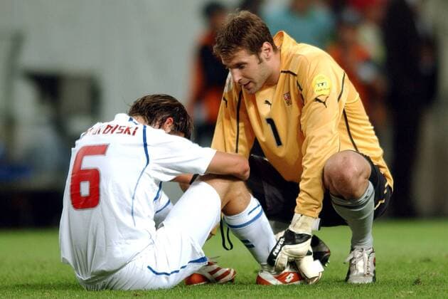 Torwart Petr Cech (re.) tröstet Marek Jankulovski (beide Tschechien) Fußball EM Herren Euro 2004, Europameisterschaft, Länderspiel, Nationalmannschaft, Nationalteam, Halbfinale Gruppe Porto Enttäuschung,