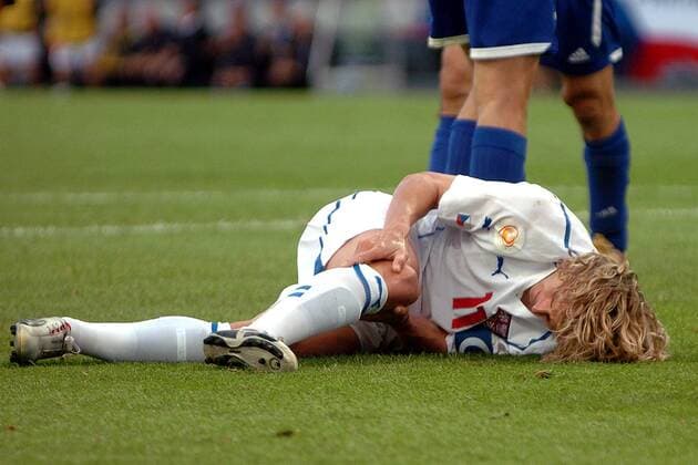 Pavel Nedved (Tschechien) liegt mit einer Knieverletzung am Boden Fußball EM Herren Euro 2004, Europameisterschaft, Länderspiel, Nationalmannschaft, Nationalteam, Halbfinale Einzelbild Turnierhighlight Porto