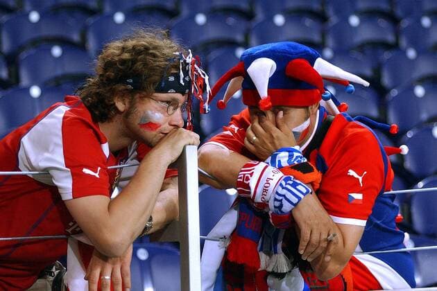 Enttäuschte Tschechische Fans nach dem Aus im Halbfinale Fußball EM Herren Euro 2004, Europameisterschaft, Länderspiel, Nationalmannschaft, Nationalteam, Halbfinale Gruppe Porto Enttäuschung, Verzweiflung,