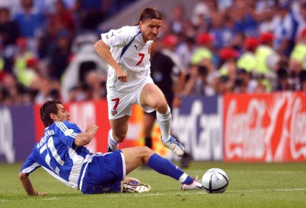 Vladimir Smicer (Tschechien, re.) gegen Konstantinos Katsouranis (Griechenland) Fußball EM Herren Euro 2004, Europameisterschaft, Länderspiel, Nationalmannschaft, Nationalteam, Halbfinale Gruppe Porto Dynamik, Kampf,