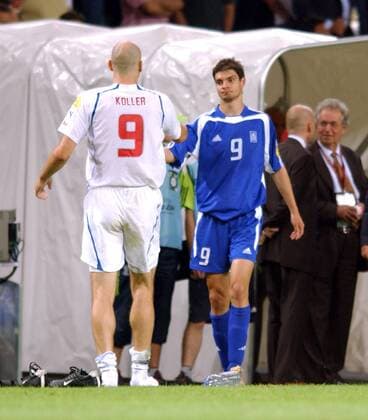 Angelos Charisteas (Griechenland, re.) verabschiedet den Bundesligakollegen Jan Koller (Tschechien) aus dem Europameisterschaftsturnier Fußball EM Herren Euro 2004, Europameisterschaft, Länderspiel, Nationalmannschaft, Nationalteam, Halbfinale Gruppe Porto