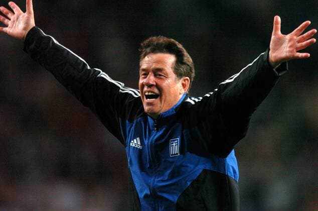 Nationaltrainer Otto Rehhagel (Griechenland) lässt seinen Gefühlen nach dem Finaleinzug freien Lauf Fußball EM Herren Euro 2004, Europameisterschaft, Länderspiel, Nationalmannschaft, Nationalteam, Halbfinale Einzelbild Porto Freude, Begeisterung,