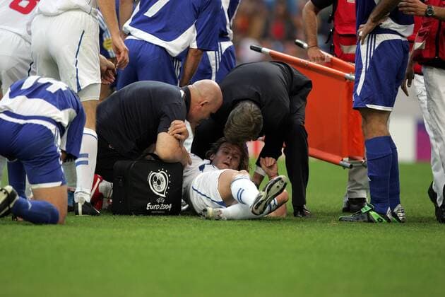 Pavel Nedved (Tschechien) hat sich verletzt und muß später ausgewechselt werden, damit ist für ihn die Euro 2004 in Portugal vorbei - NOT RELEASED FOR JAPAN Fußball EM Herren Euro 2004, Europameisterschaft, Länderspiel, Nationalmannschaft, Nationalteam, Halbfinale Gruppe Porto Enttäuschung,