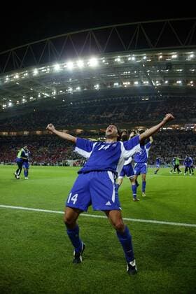 Panagiotis Fyssas steht mit Griechenland zum ersten Mal bei einer Endrunde im Finale - NOT RELEASED FOR JAPAN Fußball EM Herren Euro 2004, Europameisterschaft, Länderspiel, Nationalmannschaft, Nationalteam, Halbfinale Einzelbild Porto Glück Freude, Begeisterung,