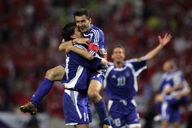 Theodoros Zagorakis (re.) und Panagiotis Fyssas (beide Griechenland) bejubeln den Finaleinzug - NOT RELEASED FOR JAPAN Fußball EM Herren Euro 2004, Europameisterschaft, Länderspiel, Nationalmannschaft, Nationalteam, Halbfinale, Emotionen Gruppe Porto Freude, Begeisterung,