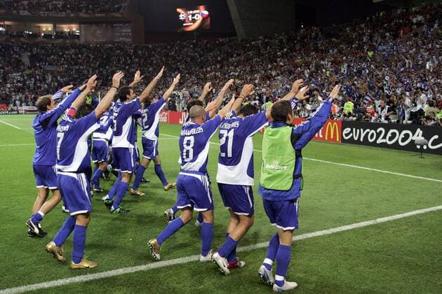 Die Zeit der ersten Halbzeit der Verlängerung ist abgelaufen: Griechenland gewinnt gegen Tschechien durch das erste Silver Goal einer Endrunde 1:0 und steht im Finale; die griechischen Spieler danken ihren Fans für die Unterstützung Fußball EM Herren Euro 2004, Europameisterschaft, Länderspiel, Nationalmannschaft, Nationalteam, Halbfinale Totale NOT RELEASED FOR JAPAN Porto Freude, Begeisterung,