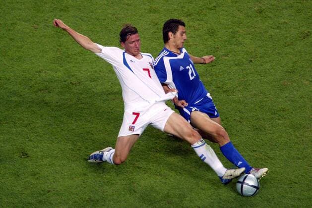 Vladimir Smicer (Tschechien, li.) gegen Konstantinos Katsouranis (Griechenland) - demnächst können beide im Ballett auftreten Fußball EM Herren Euro 2004, Europameisterschaft, Länderspiel, Nationalmannschaft, Nationalteam, Halbfinale Gruppe pan6515 Porto Dynamik,  