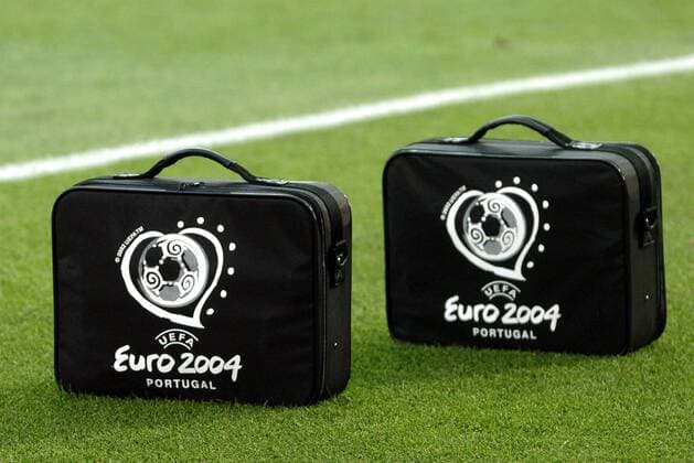 Die Koffer des Mannschaftsarztes stehen am Spielfeldrand bereit Fußball EM Herren Euro 2004, Europameisterschaft, Länderspiel, Nationalmannschaft, Nationalteam, Halbfinale Einzelbild Porto