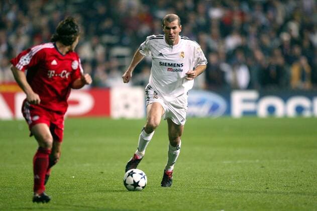 Zinedine Zidane (Real Madrid) am Ball Fußball EC 1 Herren Champions League 2003 2004, Achtelfinale, Real Madrid - FC Bayern München 1:0 Gruppe Pan5631 Madrid Dynamik,  