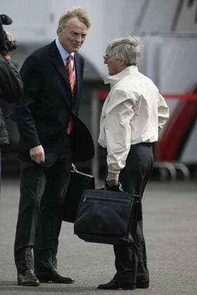 Der scheidende (im Oktober zurücktretende) FIA-Präsident Max Mosley (li.) und F1-Chef Bernie Ecclestone (beide England begrüßen sich am Rande des GP von Frankreich in Magny-Cours Motorsport Grand Prix Herren Großer Preis von Frankreich 2004, Formel 1 Weltmeisterschaft, F1, F, GP, WM Gruppe Circuit de Nevers Magny-Cours
