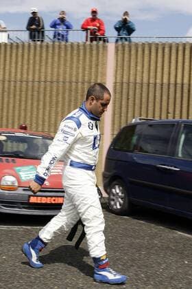 Juan Pablo Montoya (Kolumbien BMW-Williams) enttäuscht nach seinem Crash Motorsport Grand Prix Herren Großer Preis von Frankreich 2004, Formel 1 Weltmeisterschaft, F1, F, GP, WM Einzelbild Circuit de Nevers Magny-Cours Enttäuschung,