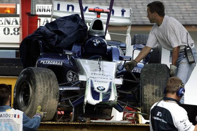 Der stark beschädigte Bolide von Juan Pablo Montoya (Kolumbien BMW-Williams) wird abtransportiert Motorsport Grand Prix Herren Großer Preis von Frankreich 2004, Formel 1 Weltmeisterschaft, F1, F, GP, WM Gruppe Circuit de Nevers Magny-Cours