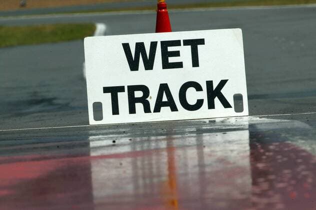 WET TRACK - Die Fahrer werden darauf hingewiesen, dass nach dem Regen die Strecke dementsprechend nass ist Motorsport Grand Prix Herren Großer Preis von Frankreich 2004, Formel 1 Weltmeisterschaft, F1, F, GP, WM, Freies Training Einzelbild Circuit de Nevers Magny-Cours