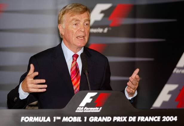 FIA-Präsident Max Mosley (England) während der Pressekonferenz zum Großen Preis von Frankreich Motorsport Grand Prix Herren Großer Preis von Frankreich 2004, Formel 1 Weltmeisterschaft, F1, F, GP, WM, Vdig Einzelbild Circuit de Nevers Magny-Cours