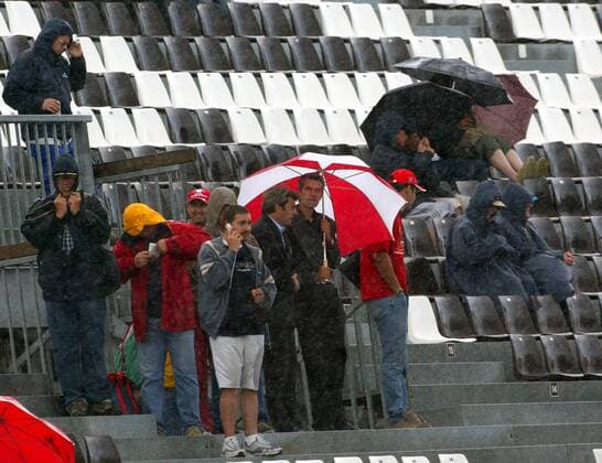 Einige Zuschauer harren trotz des Regens beim freien Training aus Motorsport Grand Prix Herren Großer Preis von Frankreich 2004, Formel 1 Weltmeisterschaft, F1, F, GP, WM, Freies Training Totale Circuit de Nevers Magny-Cours