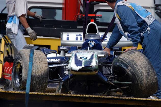 Der beschädigte Bolide von Juan Pablo Montoya (Kolumbien BMW-Williams) wird abtransportiert Motorsport Grand Prix Herren Großer Preis von Frankreich 2004, Formel 1 Weltmeisterschaft, F1, F, GP, WM, Freies Training Einzelbild Circuit de Nevers Magny-Cours