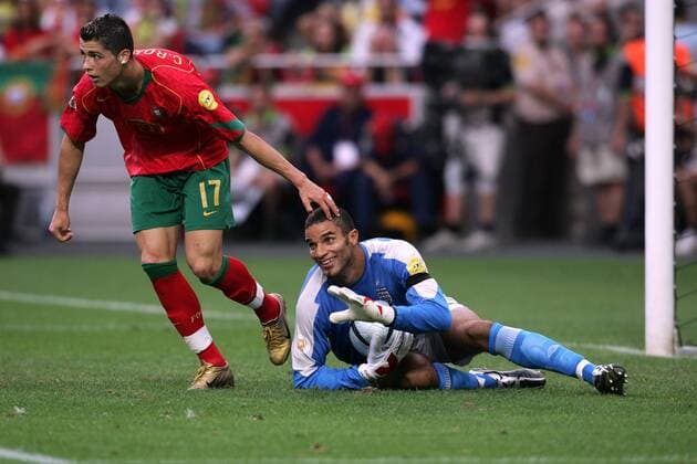 Torwart David James (England) klärt gegen Cristiano Ronaldo (Portugal) Fußball EM Herren Euro 2004, Europameisterschaft, Länderspiel, Nationalmannschaft, Nationalteam, Viertelfinale, Vdig Gruppe Lissabon