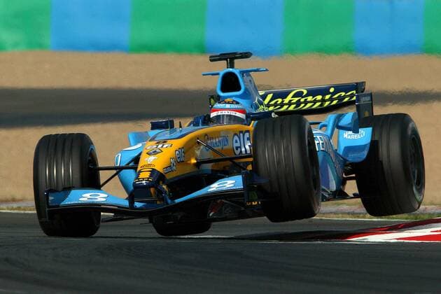 Fernando Alonso (Spanien Renault) kommt um die Kurve geflogen Motorsport Grand Prix Herren Großer Preis von Frankreich 2004, Formel 1 Weltmeisterschaft, F1, F, GP, WM, Freies Training Einzelbild Circuit de Nevers Magny Cours, Aufmacher Dynamik,