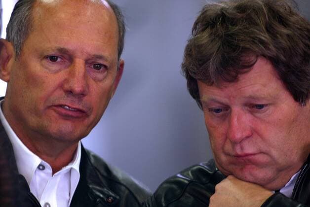 Teamchef Ron Dennis (England, li.) und Motorsportchef Norbert Haug (Deutschland beide McLaren Mercedes) nachdenklich Motorsport Grand Prix Herren Großer Preis von Frankreich 2004, Formel 1 Weltmeisterschaft, F1, F, GP, WM, Freies Training Gruppe Circuit de Nevers Magny Cours, Mc Laren Nachdenklichkeit,