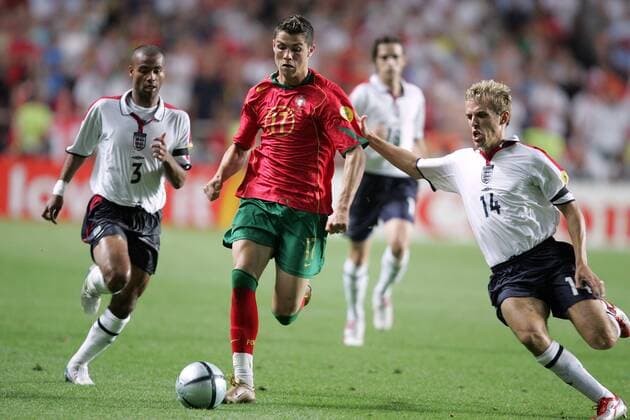 Cristiano Ronaldo (Portugal, Mitte) gegen Ashley Cole (li.) und Phil Neville (beide England) - VERÖFFENTLICHUNGSRECHTE NUR FÜR DEUTSCHE MEDIEN Fußball EM Herren Euro 2004, Europameisterschaft, Länderspiel, Nationalmannschaft, Nationalteam, Viertelfinale, Vdig Gruppe Lissabon Dynamik,