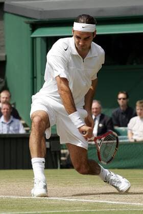 Roger Federer (Schweiz) - Rückhand Tennis Herren All England Championships 2004, ATP-Tour, Grand Slam, Halbfinale, Rasen, Rasenplatz, Rasentennis, Einzelbild Wimbledon London Dynamik,