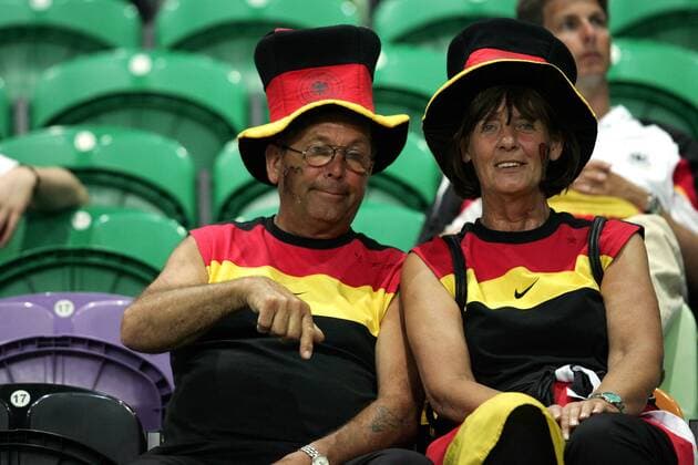 Enttäuschtes deutsches Fanpaar Fußball EM Herren Euro 2004, Europameisterschaft, Länderspiel, Nationalmannschaft, Nationalteam, Gruppe D Gruppe weiblich, weibliche, weiblicher, Hut, Hüte Lissabon, Kopfbedeckung, Kopfbedeckungen Enttäuschung,