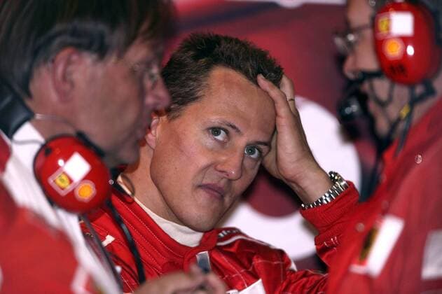 Michael Schumacher (Deutschland Ferrari, Mitte) nachdenklich Motorsport Grand Prix Herren Großer Preis von Frankreich 2004, Formel 1 Weltmeisterschaft, F1, F, GP, WM, Qualifying Gruppe Circuit de Nevers Magny-Cours Nachdenklichkeit,