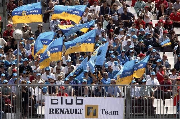 Die Fans schwenken ihre Fahnen - Renault hat die Pole Position Motorsport Grand Prix Herren Großer Preis von Frankreich 2004, Formel 1 Weltmeisterschaft, F1, F, GP, WM, Qualifying Totale Circuit de Nevers Magny-Cours Freude, Begeisterung,