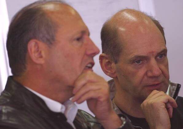 Technikdirektor Adrian Newey (re.) und Teamchef Dennis (beide England beide McLaren Mercedes) Motorsport Grand Prix Herren Großer Preis von Frankreich 2004, Formel 1 Weltmeisterschaft, F1, F, GP, WM, Qualifying Gruppe Circuit de Nevers Magny-Cours Nachdenklichkeit,