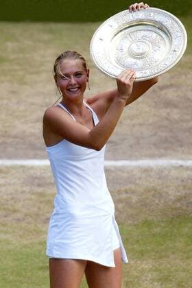 Maria Sharapova (Rußland) präsentiert stolz ihre Trophäe Tennis Damen All England Championships 2004, Grand Slam, WTA-Tour, Rasen, Rasenplatz, Rasentennis, Rasenturnier Einzelbild Wimbledon London