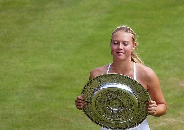 Maria Sharapova (Rußland) präsentiert stolz ihre Trophäe Tennis Damen All England Championships 2004, Grand Slam, WTA-Tour, Rasen, Rasenplatz, Rasentennis, Rasenturnier Einzelbild Wimbledon London