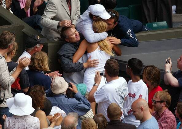 Maria Sharapova (Rußland) umarmt ihren Vater Yuri und zwei Trainer der Bollettieri-Schule Tennis Damen All England Championships 2004, Grand Slam, WTA-Tour Gruppe Wimbledon London Freude, Begeisterung,