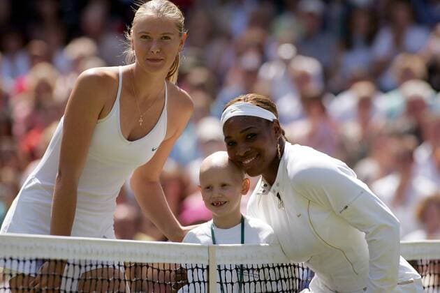 Maria Sharapova (Rußland, li.) und Serena Williams (USA) erfüllen einem an Krebs erkranktem Kind einen Traum Tennis Damen All England Championships 2004, Grand Slam, WTA-Tour Gruppe Wimbledon London