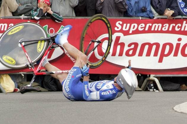 Michael Rogers (Australien Quick Step Davitamon) stürzt beim Einzelzeitfahren Radsport Herren Tour de France 2004, Prolog, Zeitfahren, Straßenradsport, Straße, Rad Einzelbild Prolog Lüttich - Lüttich