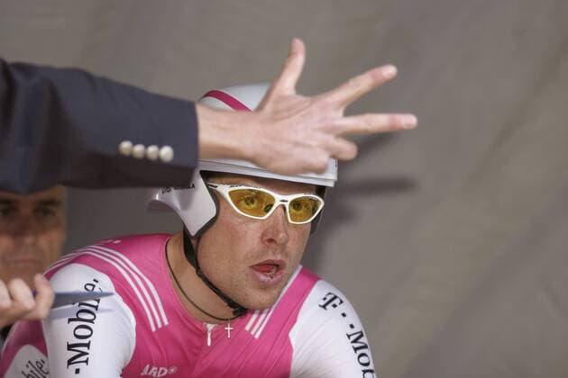 Jan Ullrich (Deutschland T Mobile) - Countdown für das Einzelzeitfahren (Serie 3 3) Radsport Herren Tour de France 2004, Zeitfahren, Straßenradsport, Straße, Rad Einzelbild Prolog: Lüttich - Lüttich