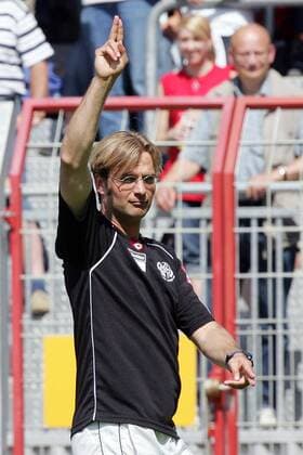 Trainer Jürgen Klopp (Mainz) spielt den Schiedsrichter Fußball 1. BL Herren Saisonvorbereitung 2004 2005, FSV Mainz 05, Vorbereitung, Trainingsauftakt, Training Einzelbild Mainz