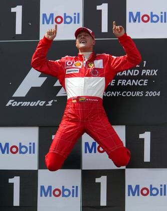 Siegerehrung beim GP von Frankreich 2004: Michael Schumacher (Deutschland Ferrari) mit dem obligatorischen Freudensprung Motorsport Grand Prix Herren Großer Preis von Frankreich 2004, Formel 1 Weltmeisterschaft, F1, F, GP, WM Einzelbild Magny-Cours Freude, Begeisterung,