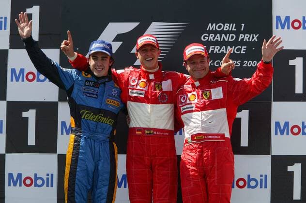 Siegerehrung beim GP von Frankreich 2004, v.li.: Fernando Alonso (Spanien Renault), Sieger Michael Schumacher (Deutschland) und Rubens Barrichello (Brasilien beide Ferrari) Motorsport Grand Prix Herren Großer Preis von Frankreich 2004, Formel 1 Weltmeisterschaft, F1, F, GP, WM Gruppe Magny-Cours Freude,