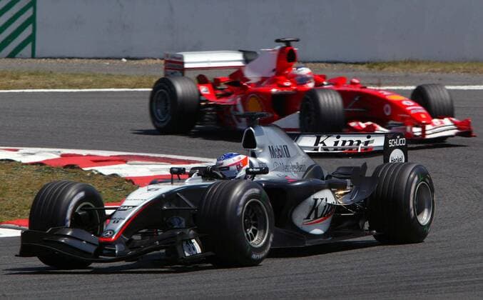 Kimi Räikkönen (Finnland McLaren-Mercedes) in seinem Boliden, verfolgt von Barrichello (Brasilien Ferrari) Motorsport Grand Prix Herren Großer Preis von Frankreich 2004, Formel 1 Weltmeisterschaft, F1, F, GP, WM Gruppe Magny-Cours